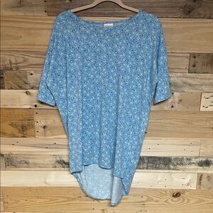 LuLaRoe size S Irma High-low Blue Floral Short Sleeve Oversize Stretchy Soft Top